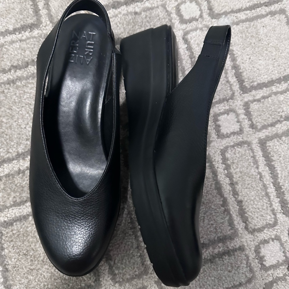Naturalizer Women's Black Leather Mules with one call out. - Picture 3 of 8